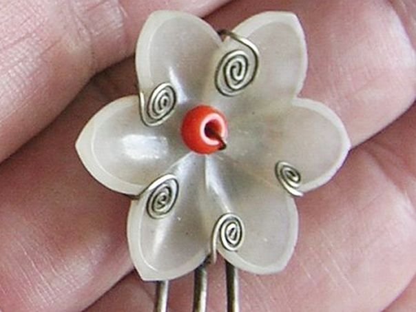 Six-petaled rosette and red bead – (0873)